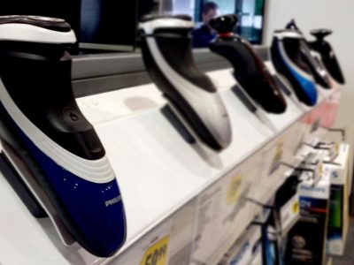 Store display of electric razors using the Boomerang anti-theft device from RTF Global