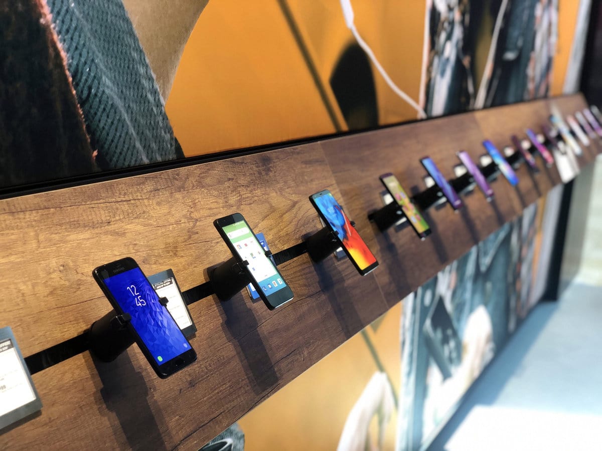 Retail anti-theft devices securing smartphones and electronics on display